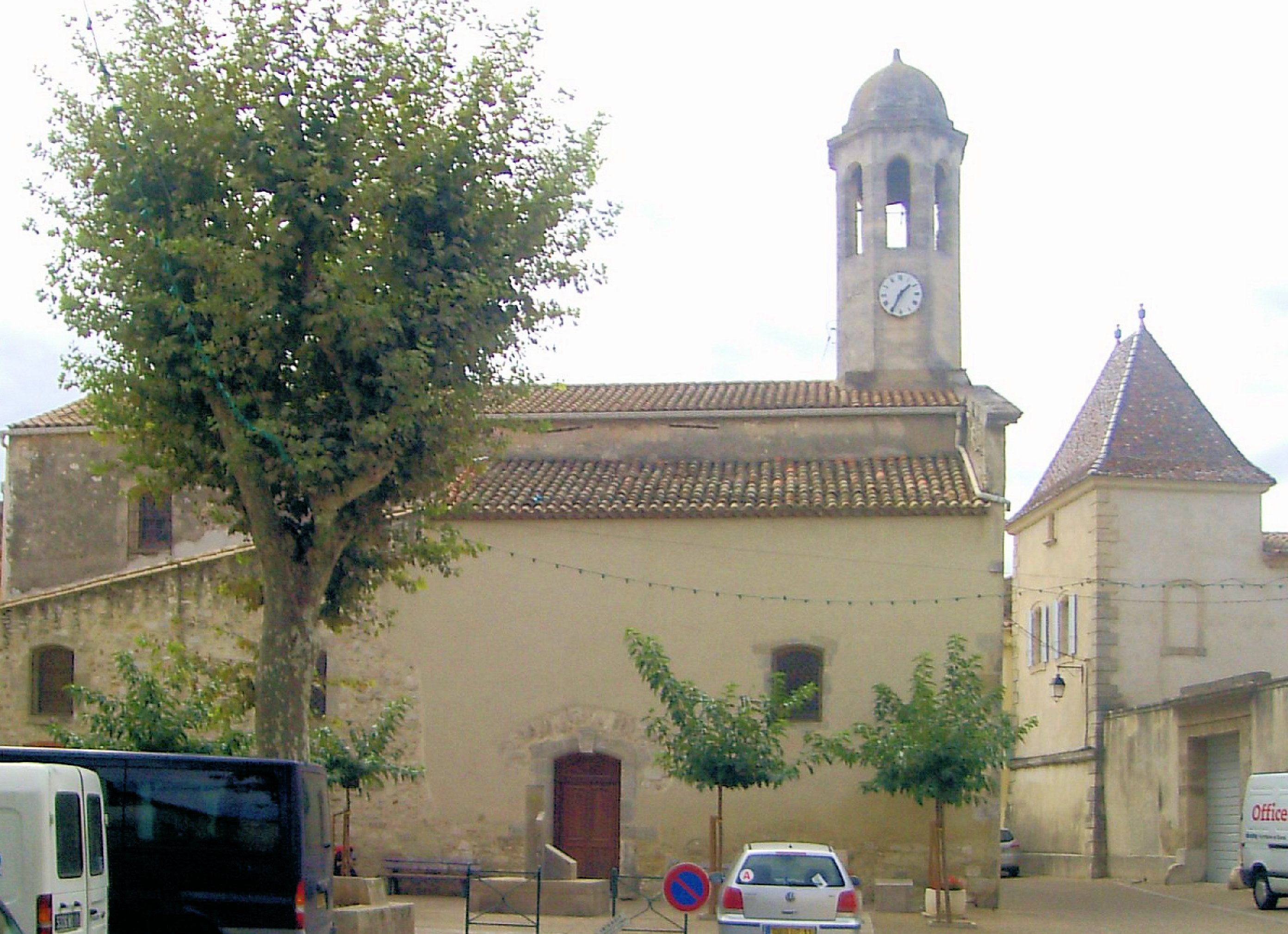 L’église Saint-Étienne et la place à Armissan