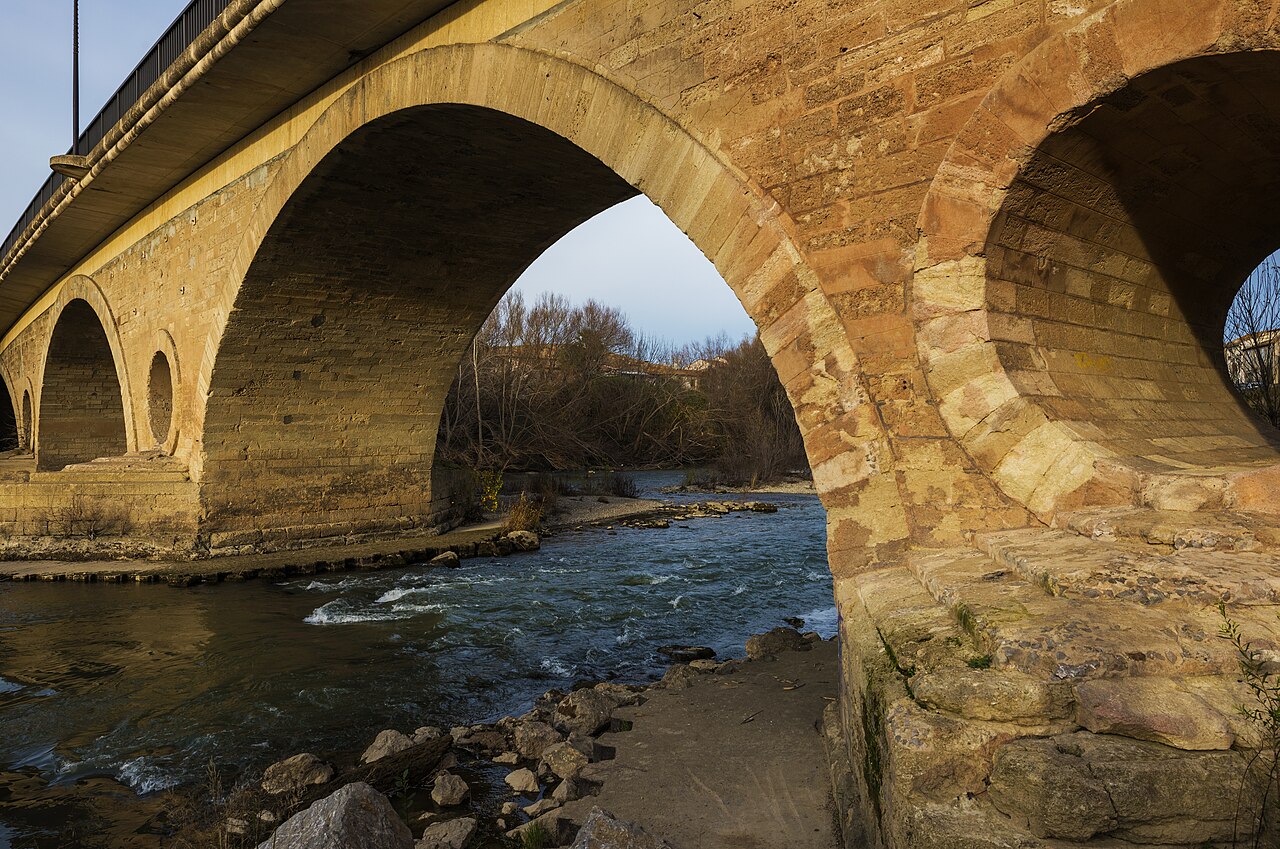 Les arches du pont de Coursan au-dessus de l’Aude