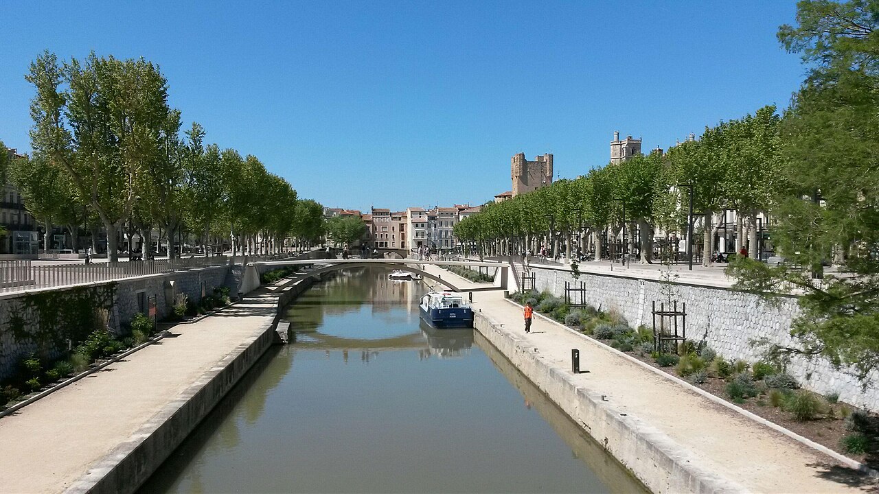 Le canal de la Robine et ses quais arborés à Narbonne