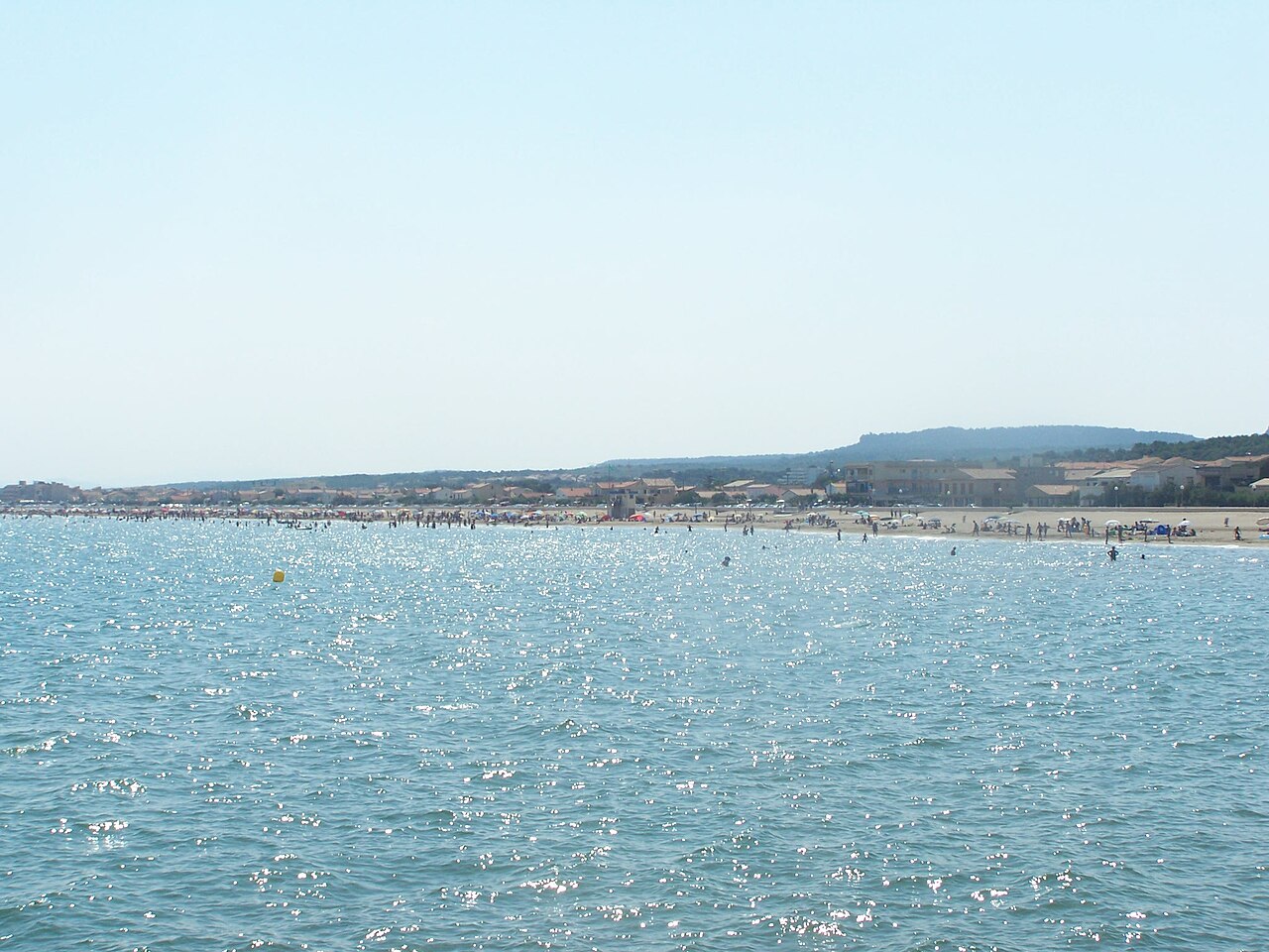 La mer et la plage de Narbonne-Plage vues depuis le rivage